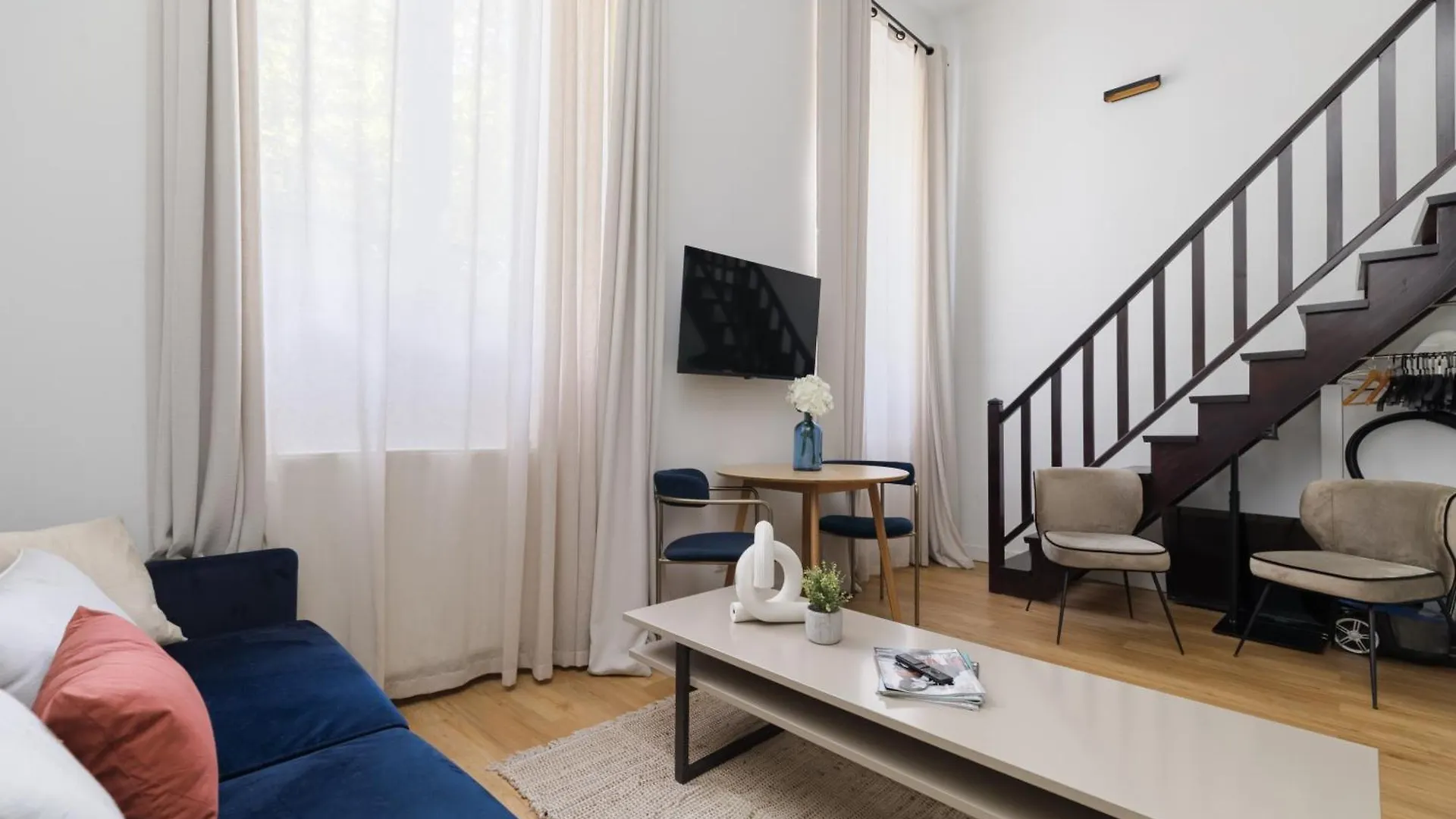 Luxury Apartments - Avenue Montaigne Париж 0*,  Франция