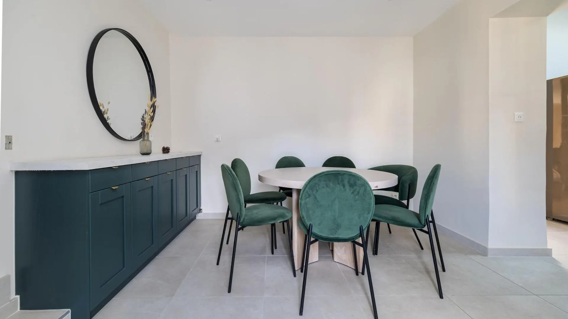Luxury Apartments - Avenue Montaigne Париж
