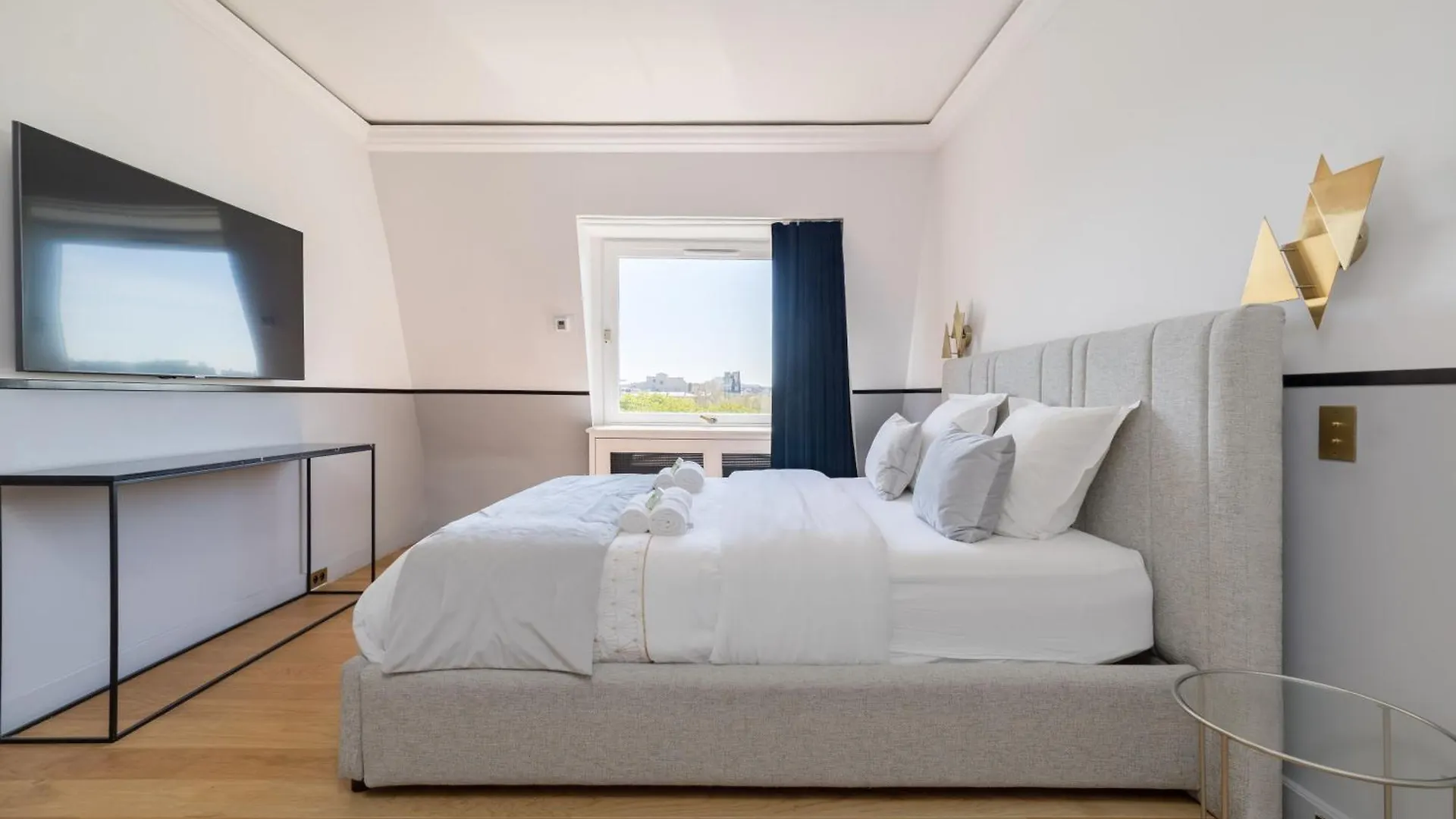 Luxury Apartments - Avenue Montaigne Париж 0*,  Франция