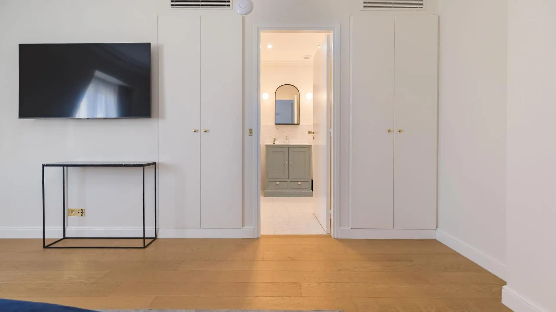 Luxury Apartments - Avenue Montaigne Париж Франция